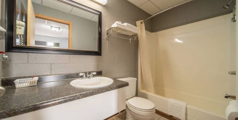 Sleep-ees Motel - Web Listing (newer photo)